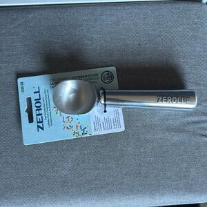 Brand New Crate & Barrel Zeroll Ice Cream Scoop